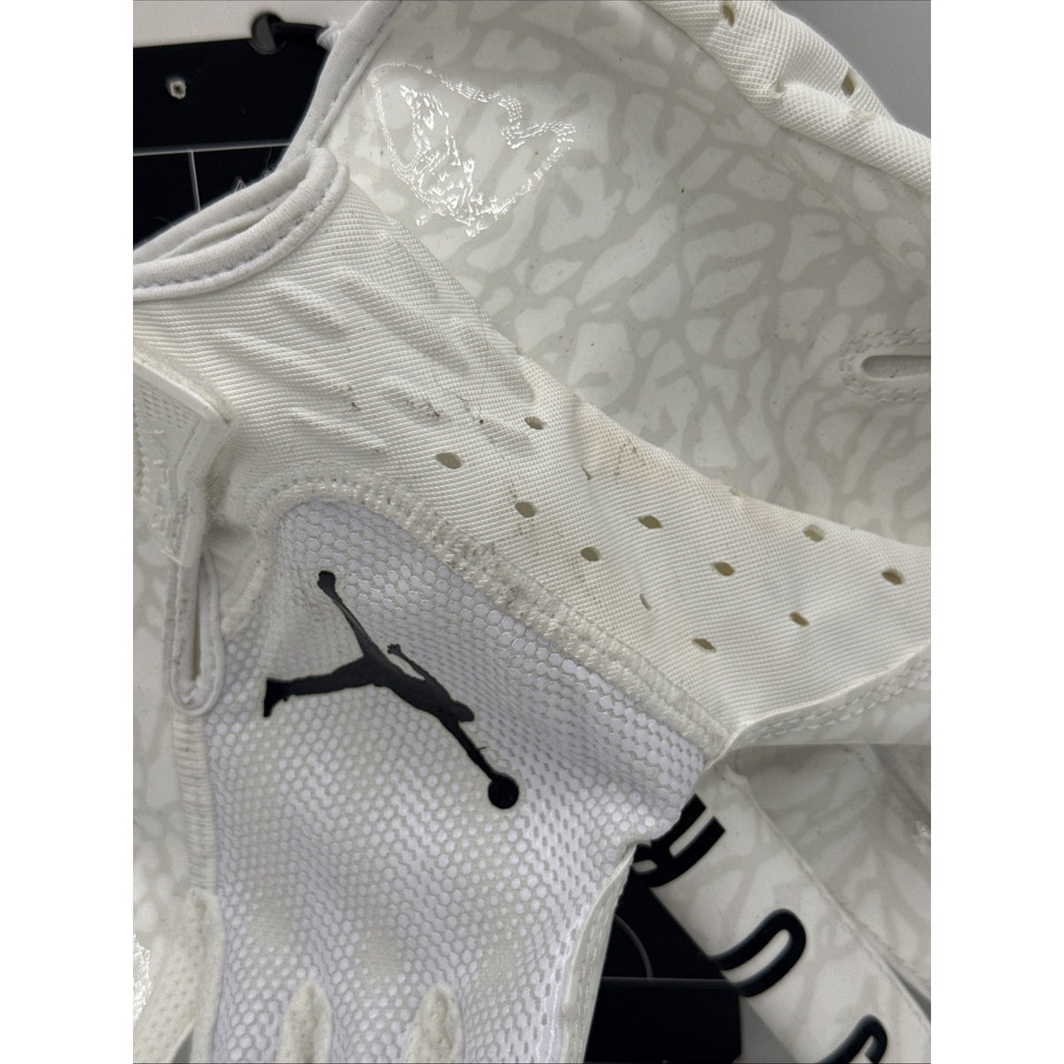 New Nike Jordan Jet 7.0 White Football Gloves Adult Size Medium.