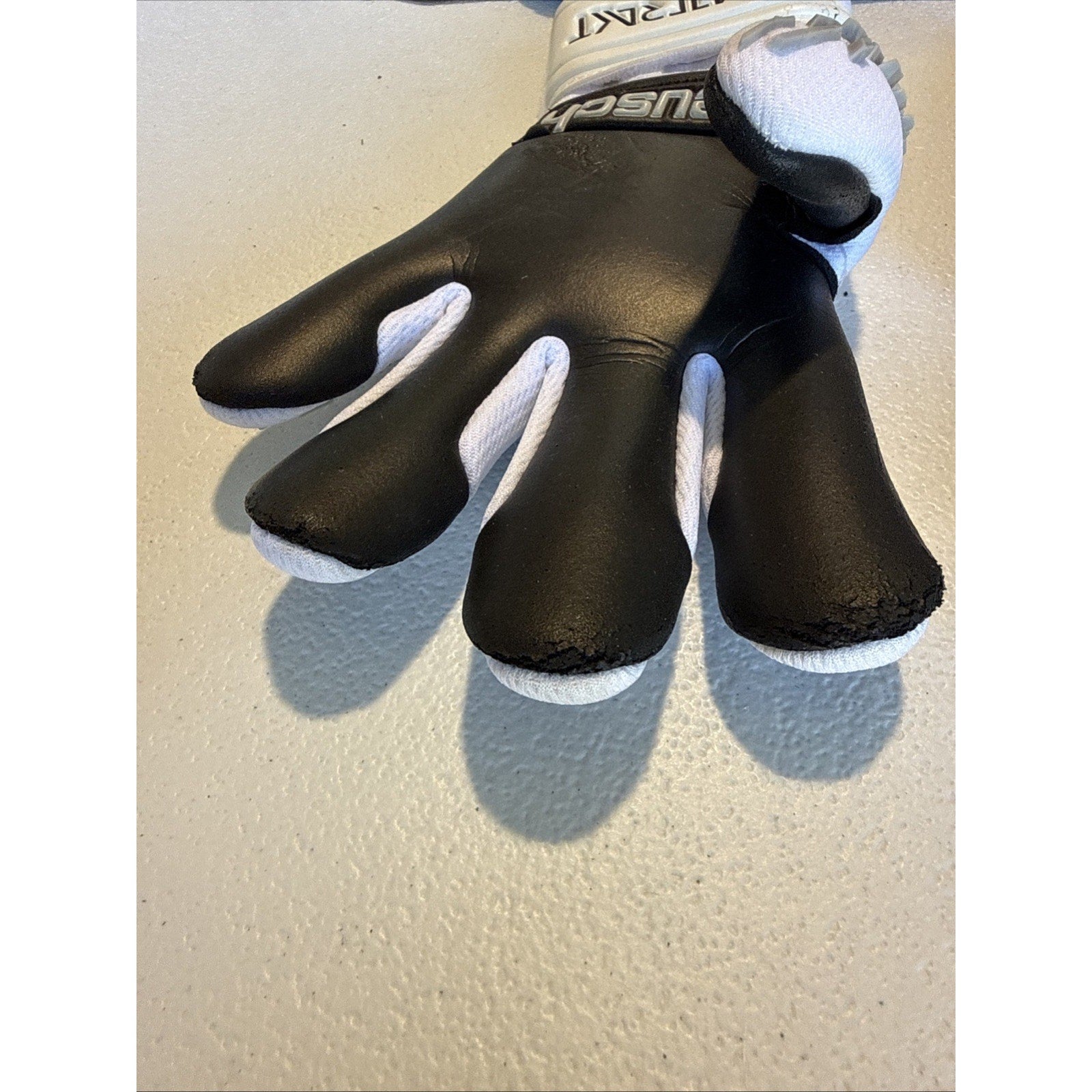 Reusch Attrakt Freegel Silver Finger Support Goalkeeper Glove, Size 7 (INV38)