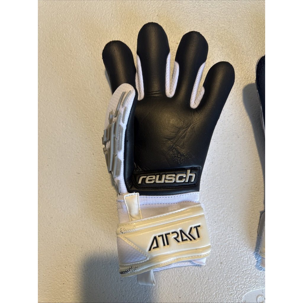 Reusch Attrakt Freegel Silver Finger Support Goalkeeper Glove, Size 7 (INV38)