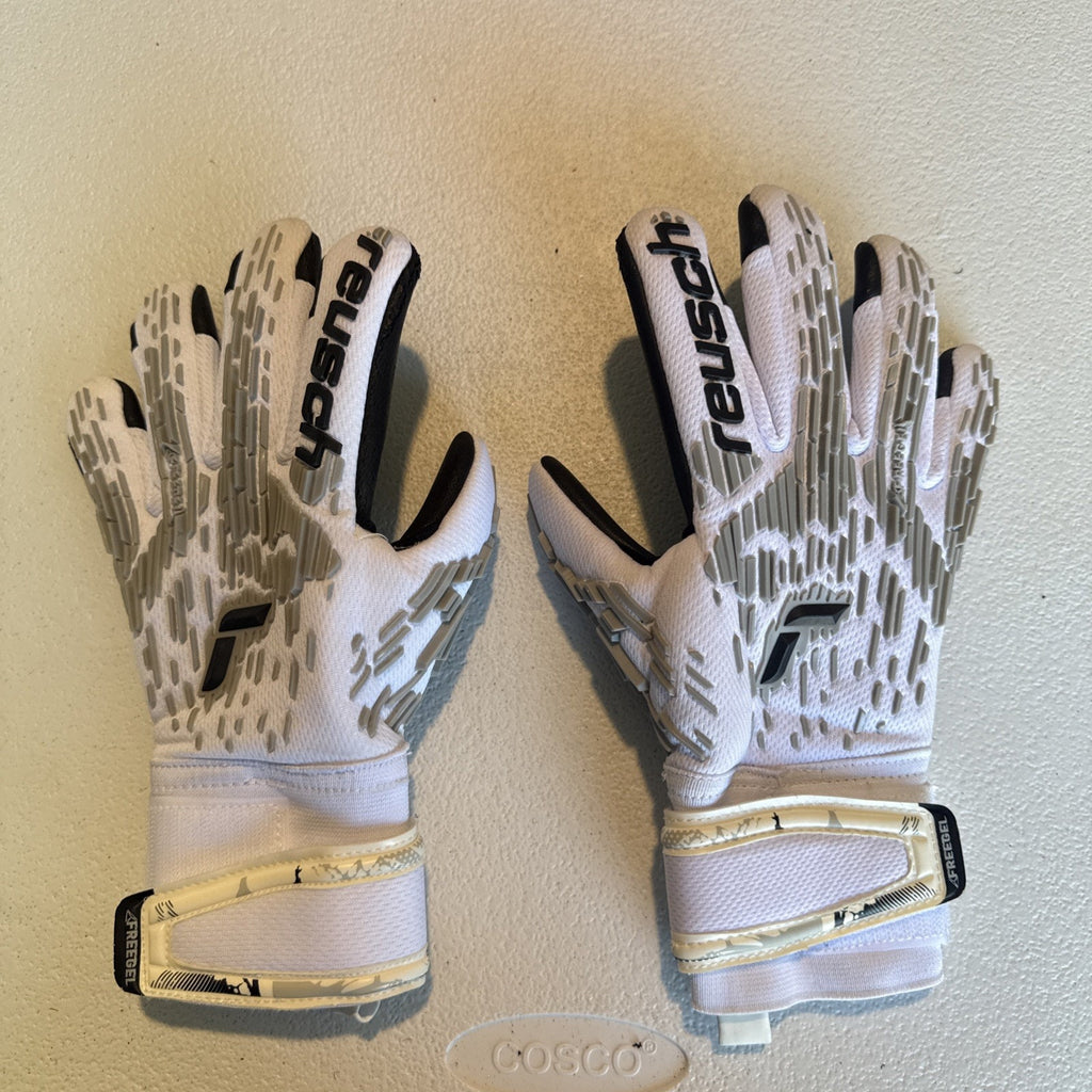 Reusch Attrakt Freegel Silver Finger Support Goalkeeper Glove, Size 7 (INV38)