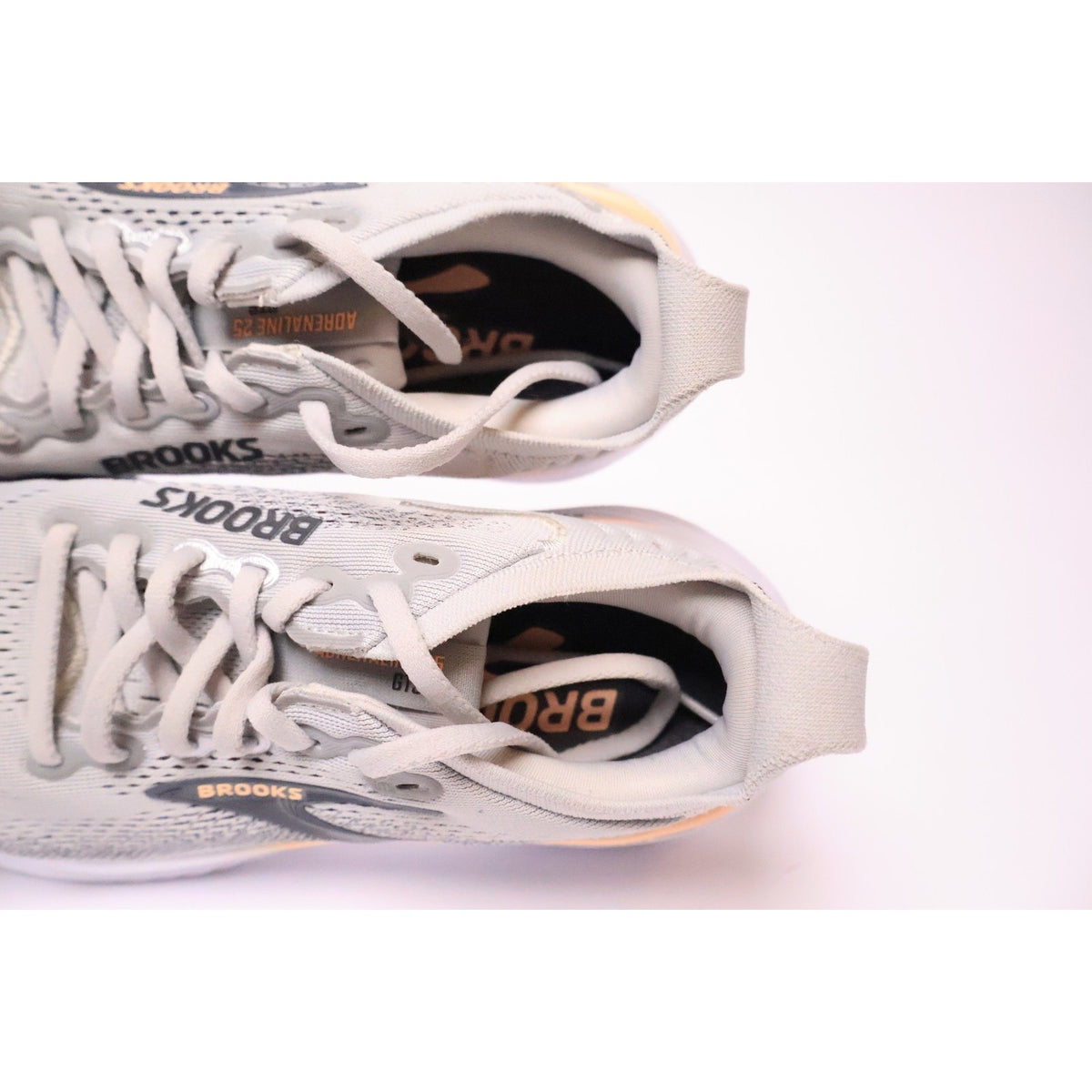 Brooks Adrenaline GTS 25 Womens Sz 6D Gray Running Shoes Sneakers Excellent #168
